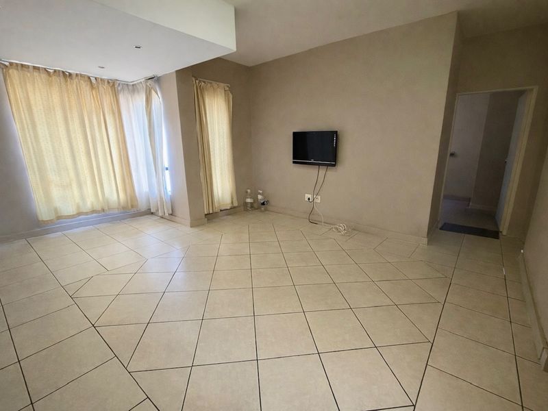 2 Bedroom Apartment to Let in Sonheuwel - Photo 2