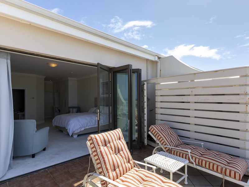 Magnificent Beachfront Penthouse with Breathtaking Sea Views for Sale in Port Afred - Photo 9