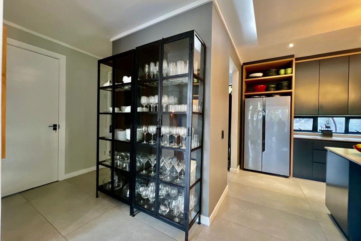 Sophisticated Double Story Corner Stand in a Prestigious Waterkloof Heights Estate. - Photo 4