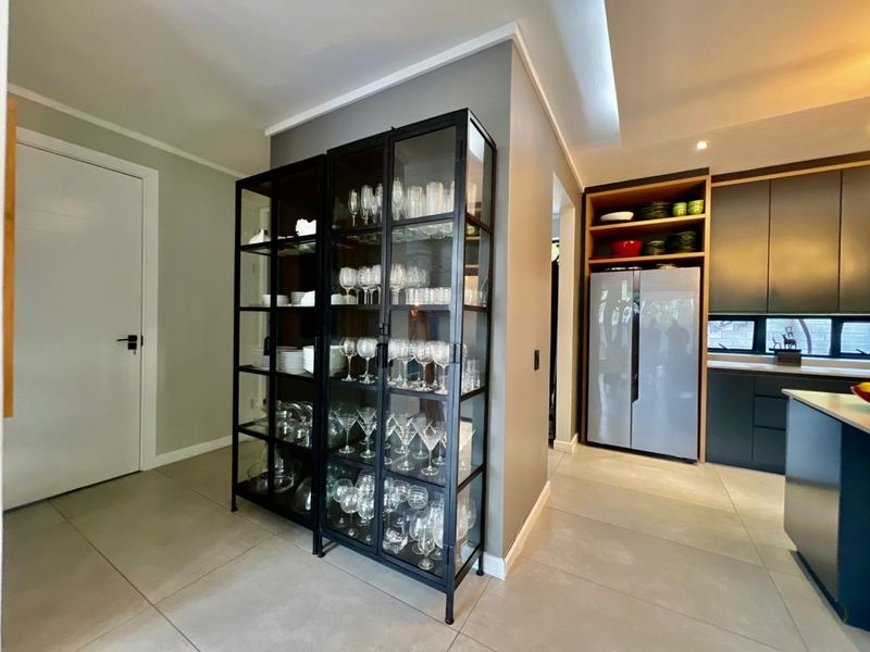Sophisticated Double Story Corner Stand in a Prestigious Waterkloof Heights Estate. - Photo 4