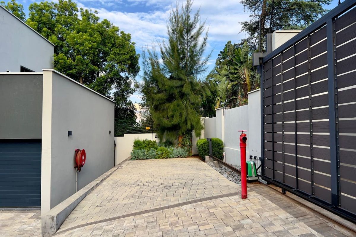 Sophisticated Double Story Corner Stand in a Prestigious Waterkloof Heights Estate. - Photo 3