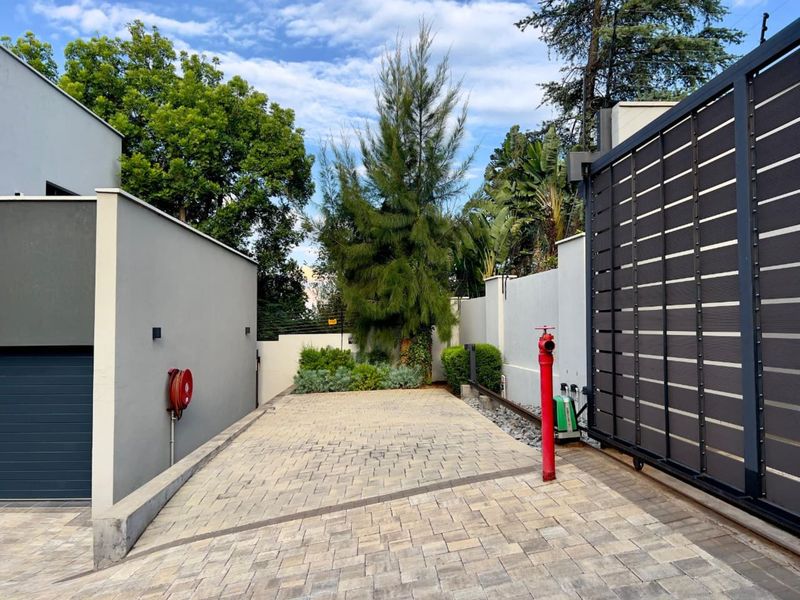 Sophisticated Double Story Corner Stand in a Prestigious Waterkloof Heights Estate. - Photo 3