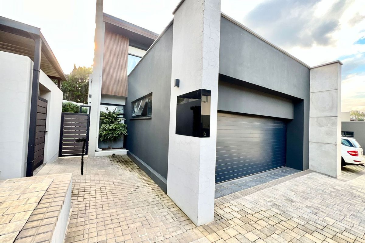 Sophisticated Double Story Corner Stand in a Prestigious Waterkloof Heights Estate. - Photo 2
