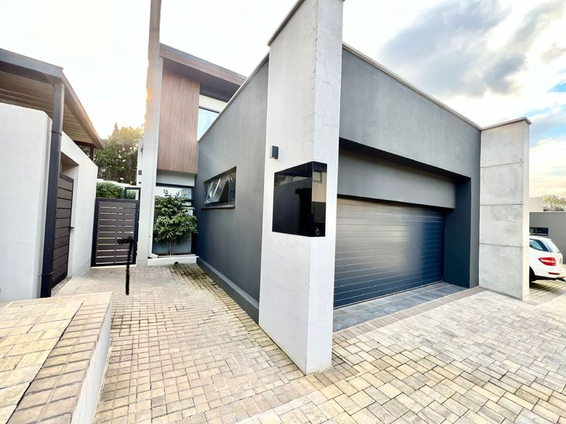 Sophisticated Double Story Corner Stand in a Prestigious Waterkloof Heights Estate. - Photo 2