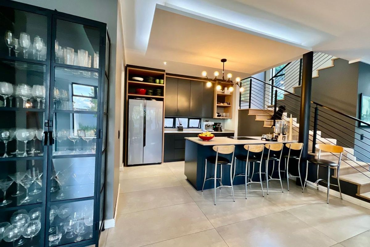 Sophisticated Double Story Corner Stand in a Prestigious Waterkloof Heights Estate. - Photo 5