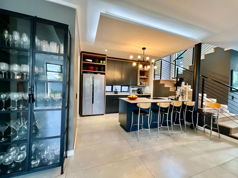 Sophisticated Double Story Corner Stand in a Prestigious Waterkloof Heights Estate. - Photo 5
