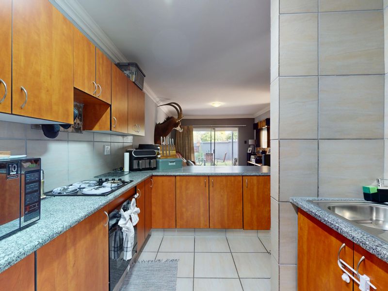 Pet friendly townhouse for sale in Jansen Park - Photo 10