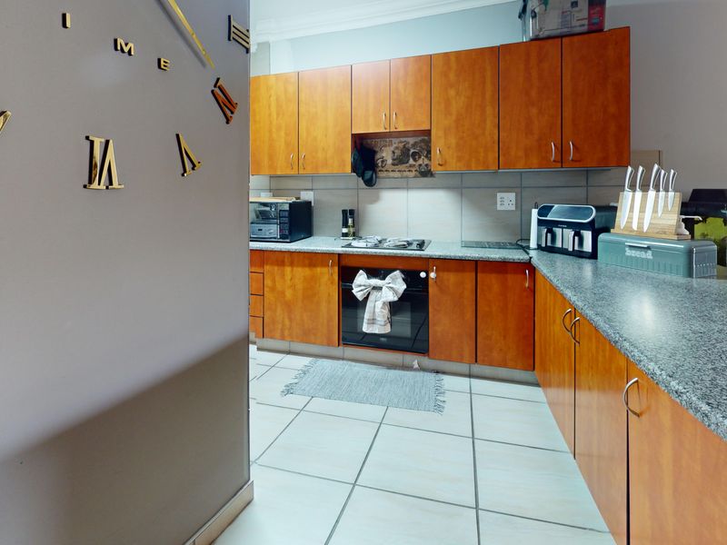 Pet friendly townhouse for sale in Jansen Park - Photo 8