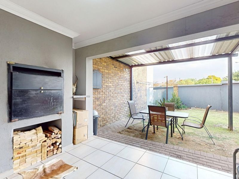 Pet friendly townhouse for sale in Jansen Park - Photo 2