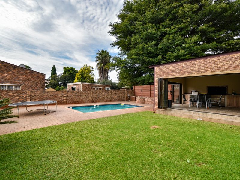 Stylishly Renovated Family Home with Exceptional Entertaining Appeal - Photo 4