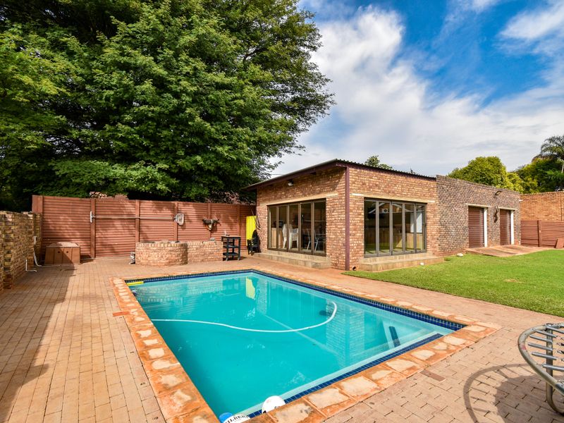 Stylishly Renovated Family Home with Exceptional Entertaining Appeal - Photo 2