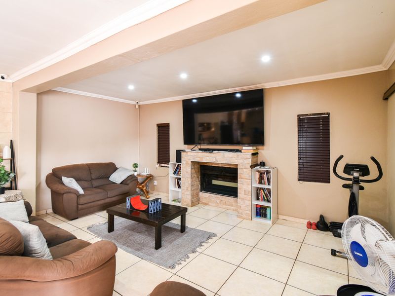 Stylishly Renovated Family Home with Exceptional Entertaining Appeal - Photo 7