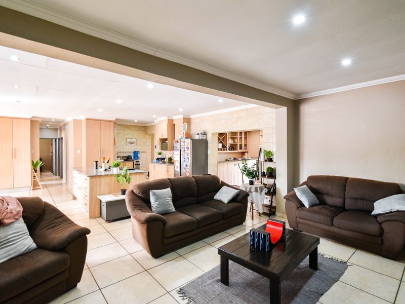 Stylishly Renovated Family Home with Exceptional Entertaining Appeal - Photo 8