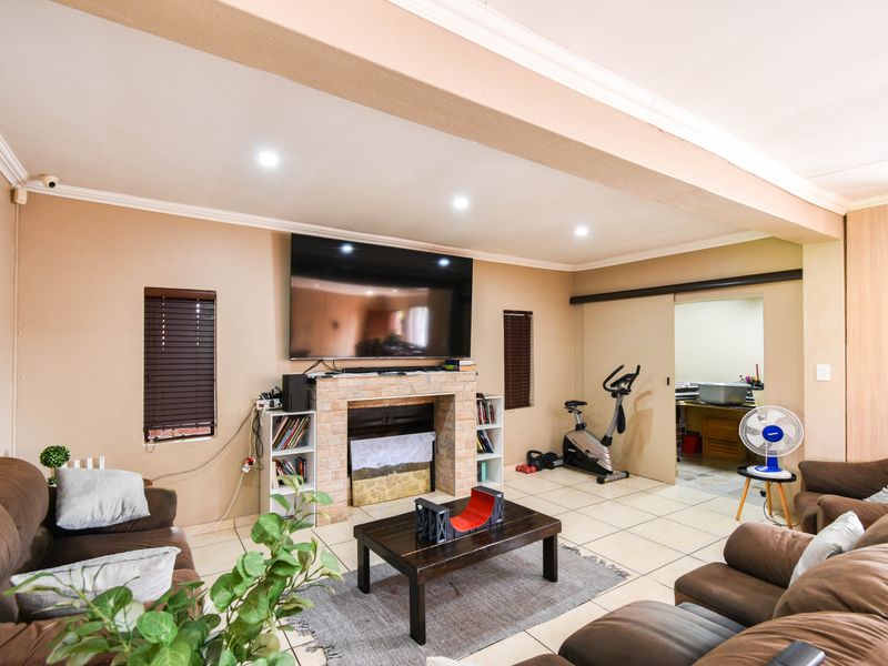 Stylishly Renovated Family Home with Exceptional Entertaining Appeal - Photo 6