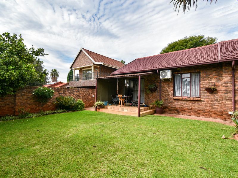 Stylishly Renovated Family Home with Exceptional Entertaining Appeal - Photo 5