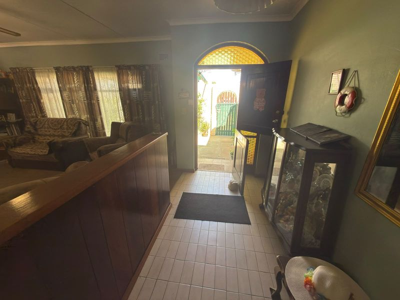 A Touws River Gem – Family Home, Flatlet, Pool, Built-in Braai & Extra Plot! - Photo 3