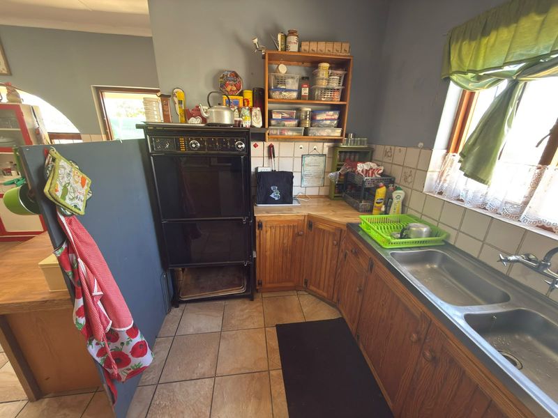 A Touws River Gem – Family Home, Flatlet, Pool, Built-in Braai & Extra Plot! - Photo 7