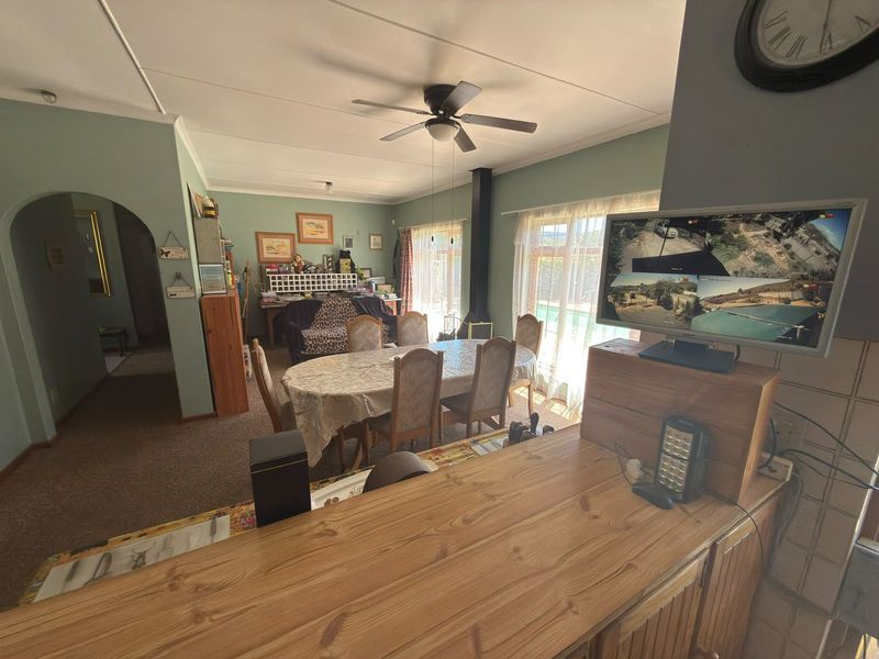 A Touws River Gem – Family Home, Flatlet, Pool, Built-in Braai & Extra Plot! - Photo 6