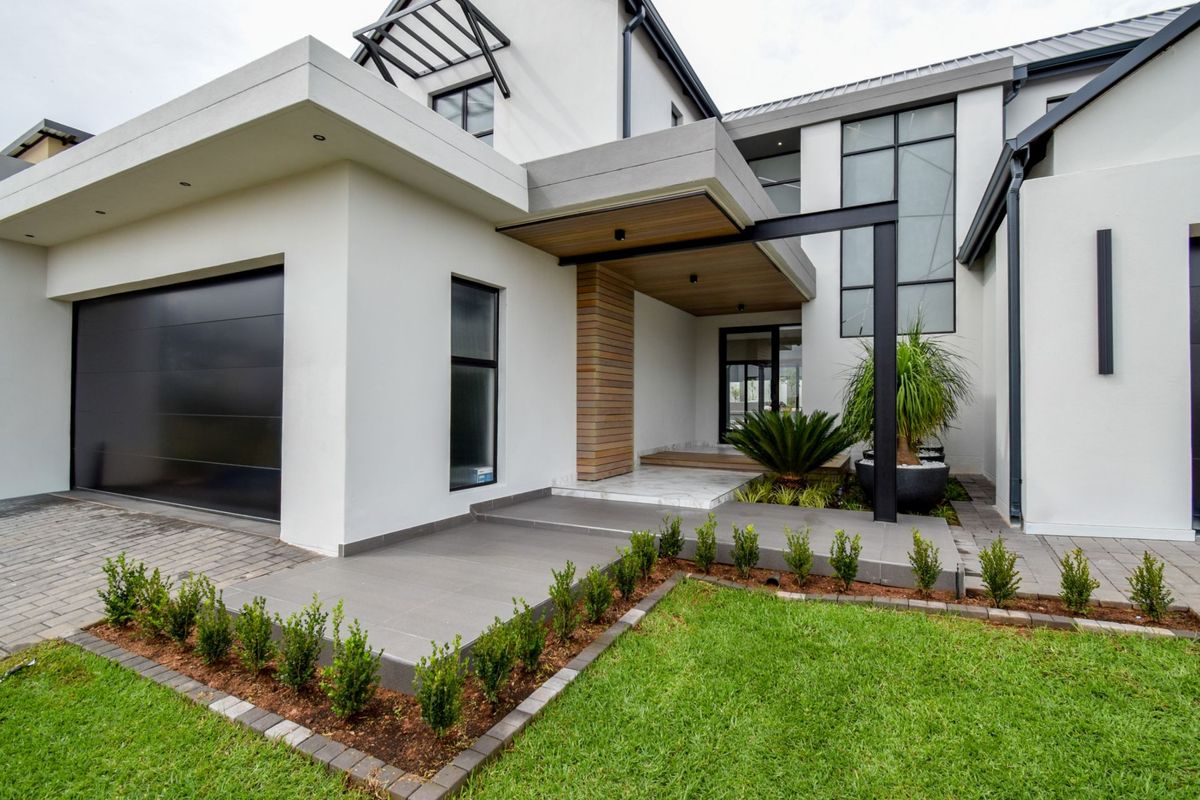 Expansive Double Story Luxury Living in Midstream Heights! - Photo 2