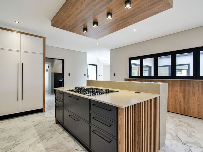 Expansive Double Story Luxury Living in Midstream Heights! - Photo 10