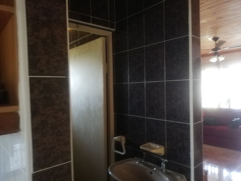 Lovely 3 Bed Home, Croftdene, Chatsworth - Photo 9