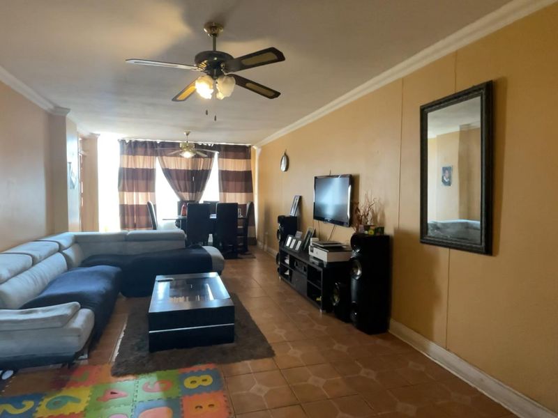 THIS SPACIOUS TWO BEDROOM APARTMENT AVAILABLE ON THE NEAT SIDE OF SUNNYSIDE! - Photo 4
