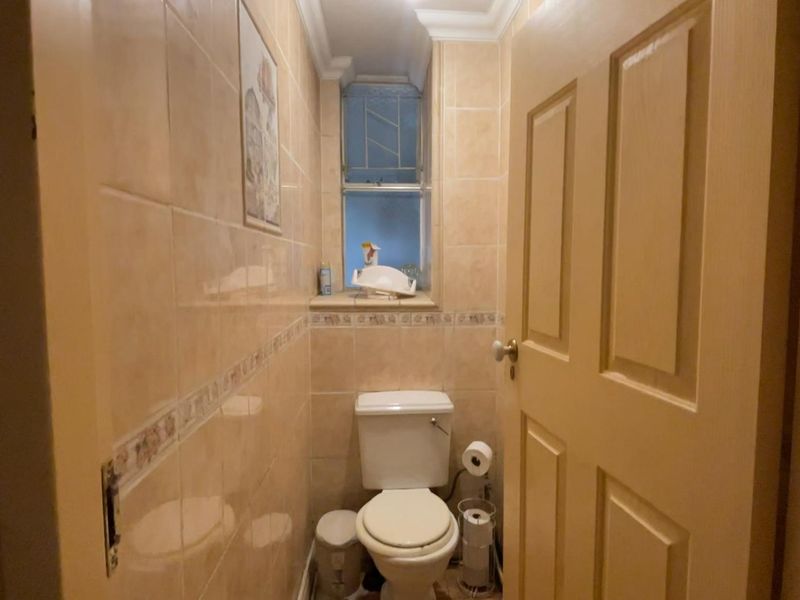THIS SPACIOUS TWO BEDROOM APARTMENT AVAILABLE ON THE NEAT SIDE OF SUNNYSIDE! - Photo 8