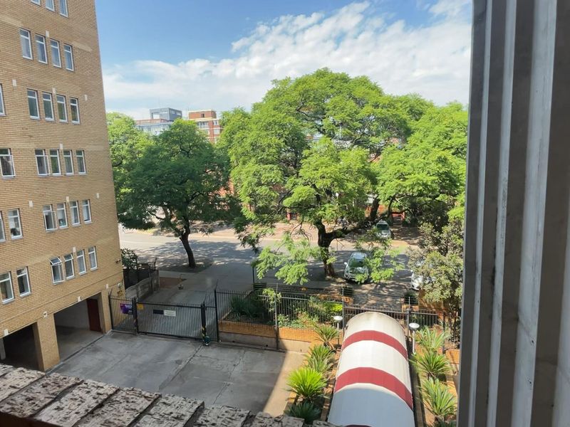 THIS SPACIOUS TWO BEDROOM APARTMENT AVAILABLE ON THE NEAT SIDE OF SUNNYSIDE! - Photo 2