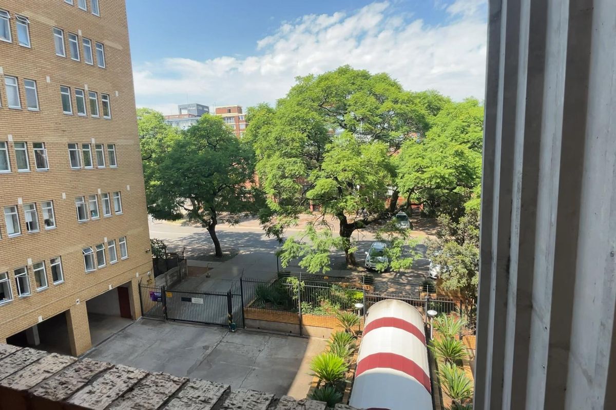 THIS SPACIOUS TWO BEDROOM APARTMENT AVAILABLE ON THE NEAT SIDE OF SUNNYSIDE! - Photo 2