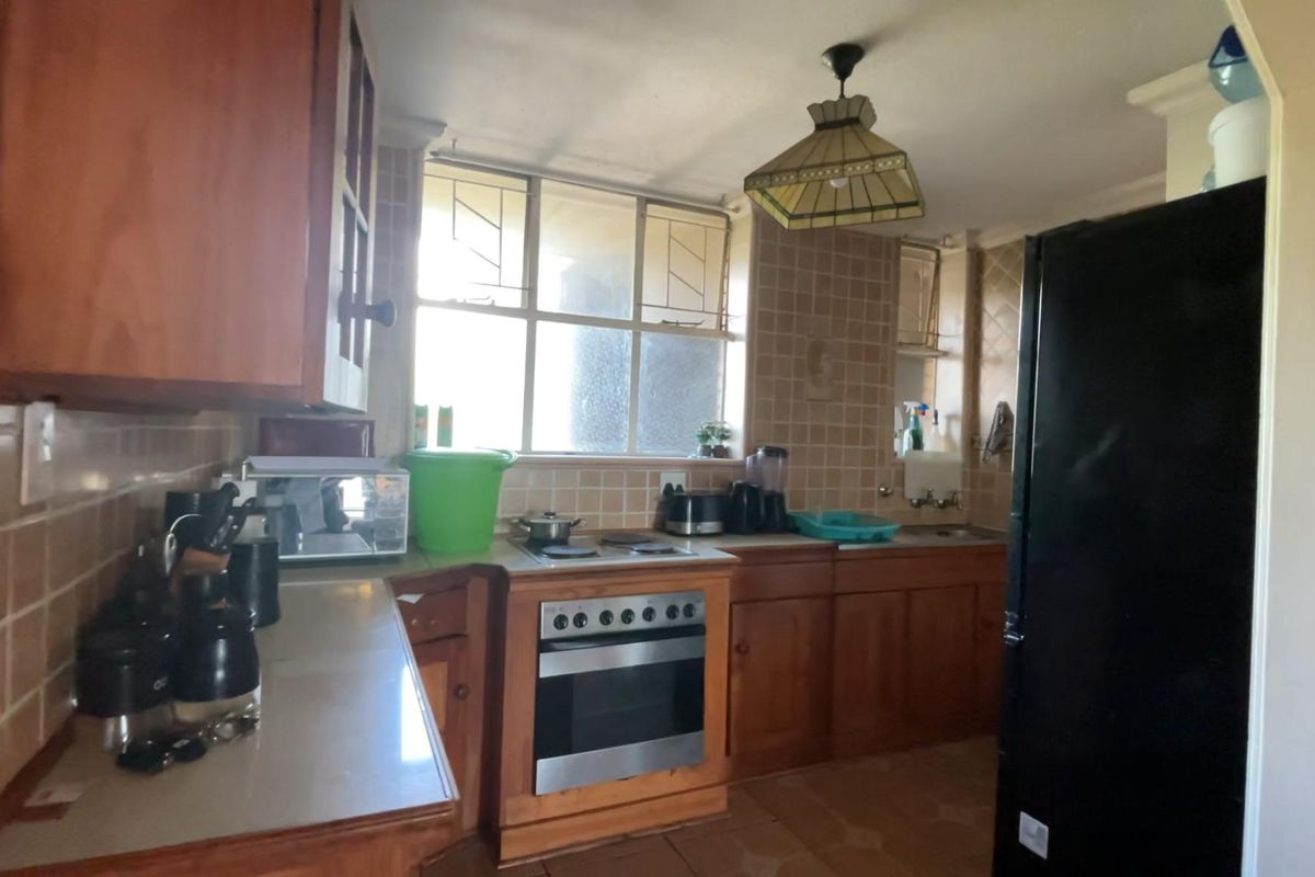 THIS SPACIOUS TWO BEDROOM APARTMENT AVAILABLE ON THE NEAT SIDE OF SUNNYSIDE! - Photo 5