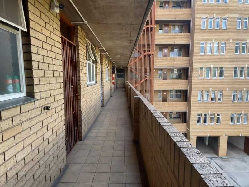 THIS SPACIOUS TWO BEDROOM APARTMENT AVAILABLE ON THE NEAT SIDE OF SUNNYSIDE! - Photo 3