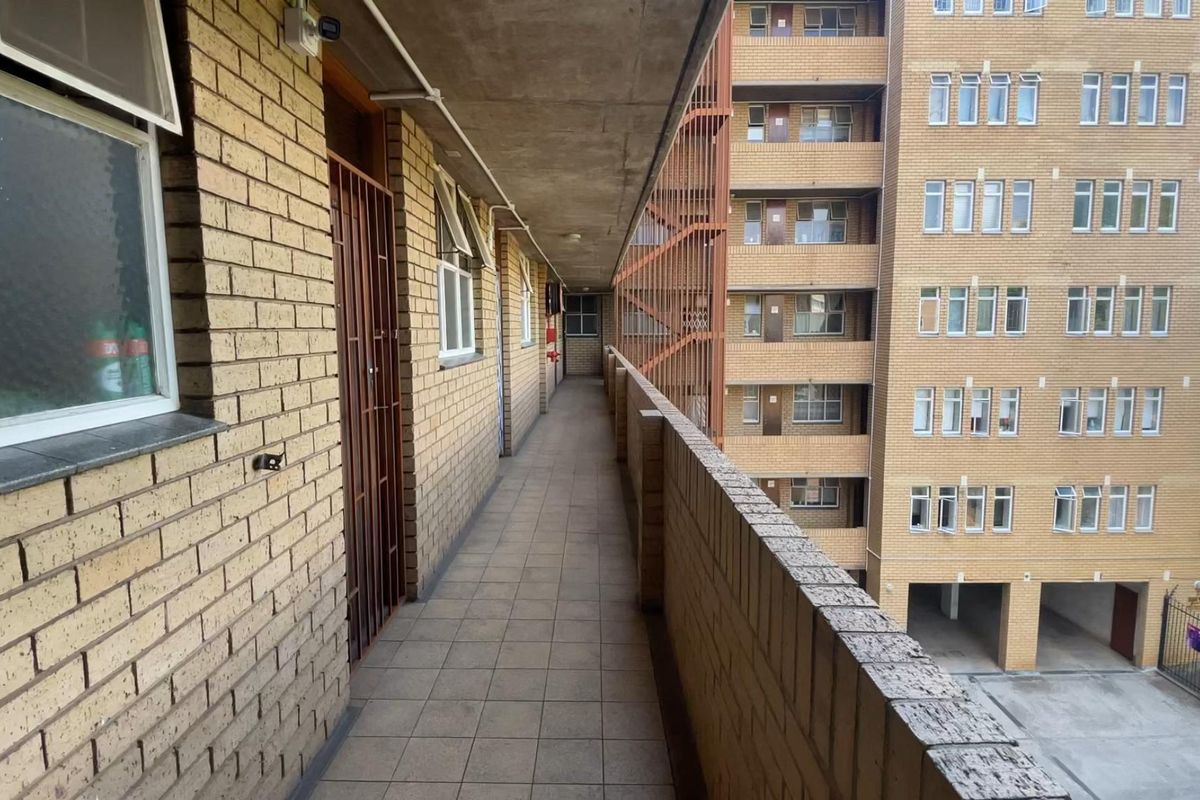 THIS SPACIOUS TWO BEDROOM APARTMENT AVAILABLE ON THE NEAT SIDE OF SUNNYSIDE! - Photo 3