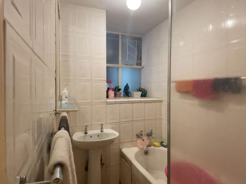 THIS SPACIOUS TWO BEDROOM APARTMENT AVAILABLE ON THE NEAT SIDE OF SUNNYSIDE! - Photo 9