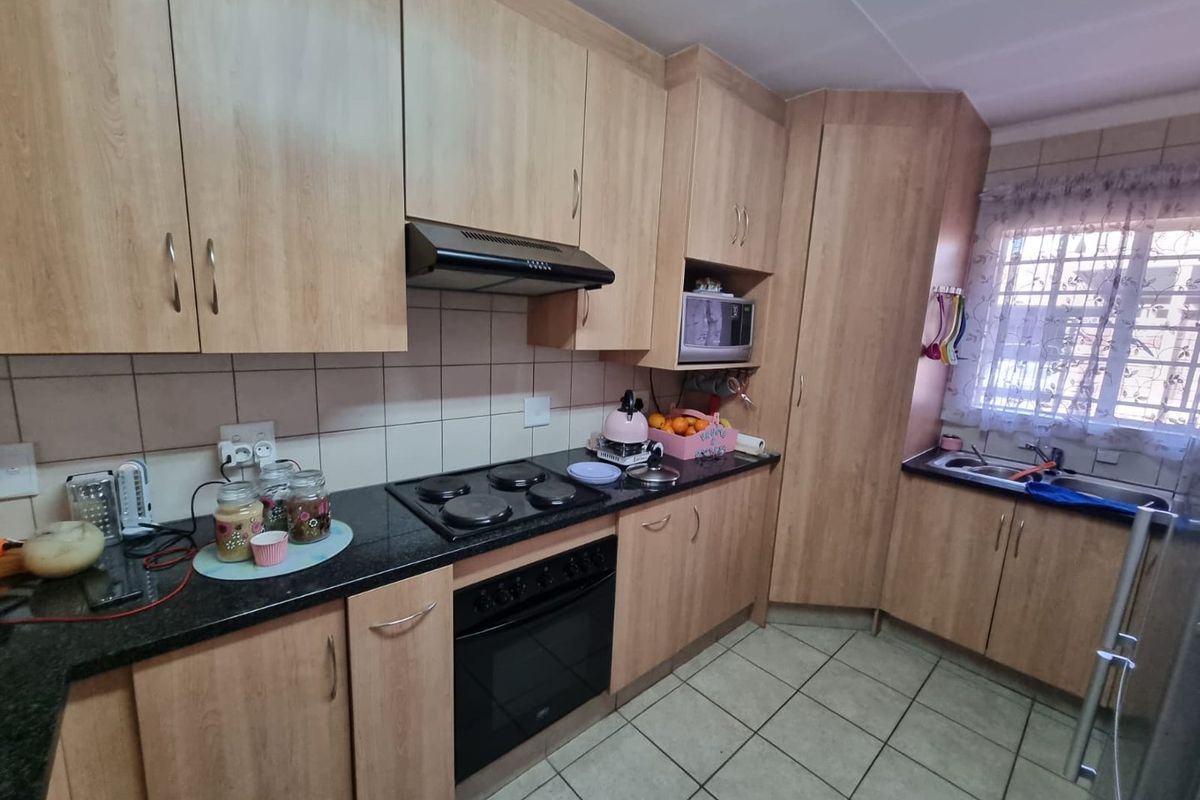 Charming Townhouse Living with Comfort and Convenience - Photo 4