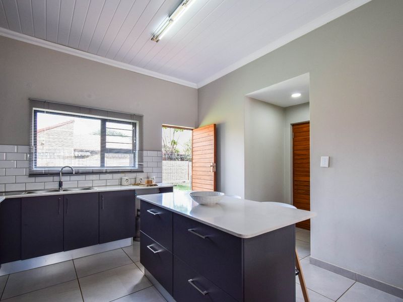 Stylish 3-Bedroom Townhouse with Modern Finishes and Easy Living - Photo 9