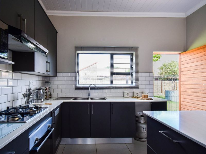 Stylish 3-Bedroom Townhouse with Modern Finishes and Easy Living - Photo 7