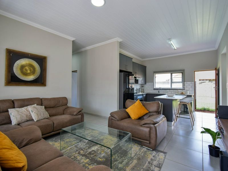 Stylish 3-Bedroom Townhouse with Modern Finishes and Easy Living - Photo 6