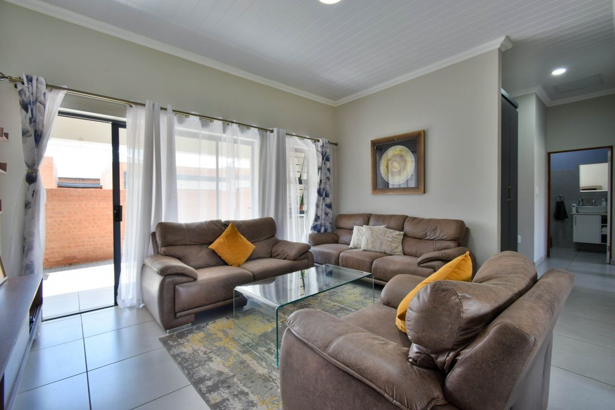 Stylish 3-Bedroom Townhouse with Modern Finishes and Easy Living - Photo 3