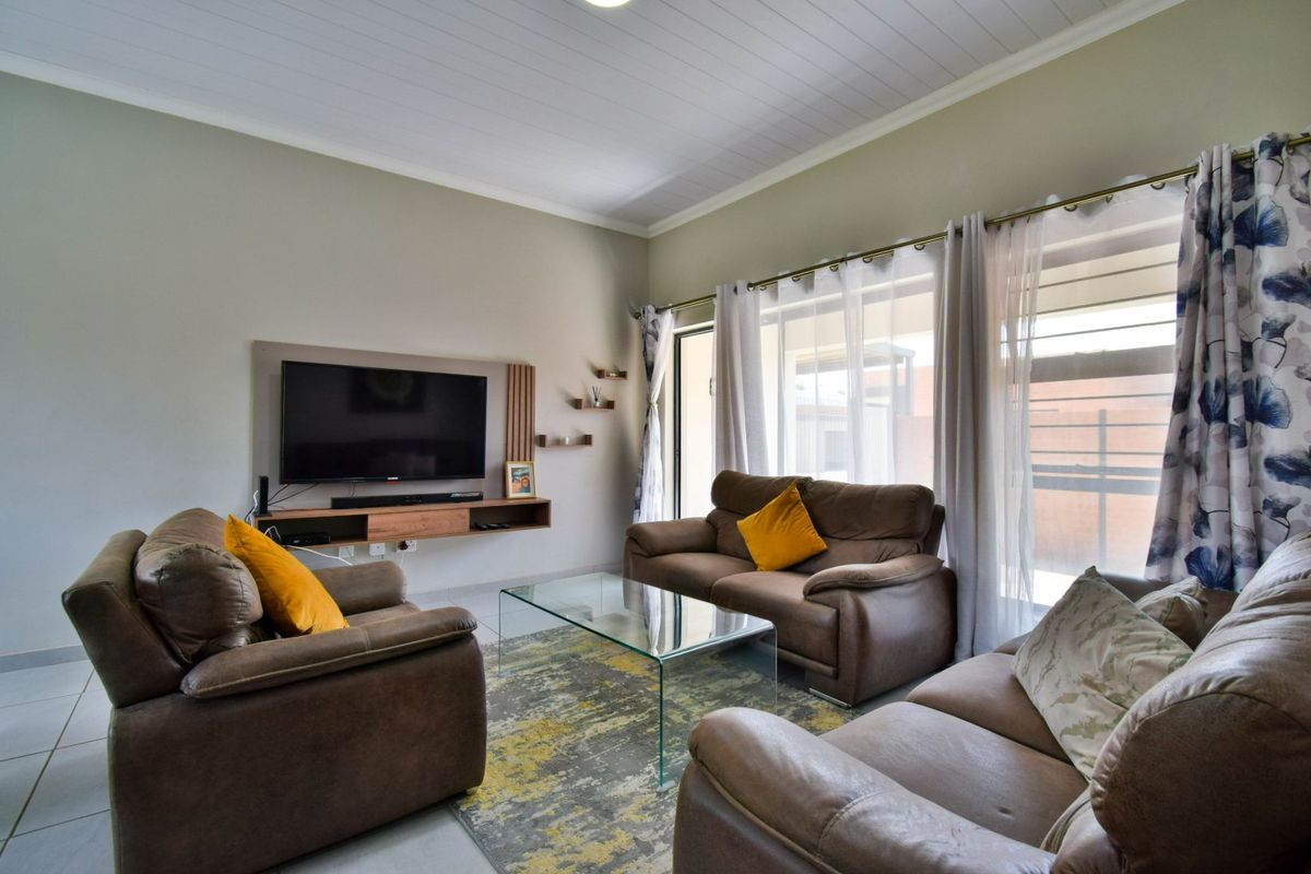 Stylish 3-Bedroom Townhouse with Modern Finishes and Easy Living - Photo 4