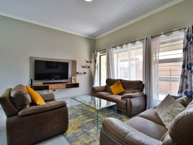 Stylish 3-Bedroom Townhouse with Modern Finishes and Easy Living - Photo 4