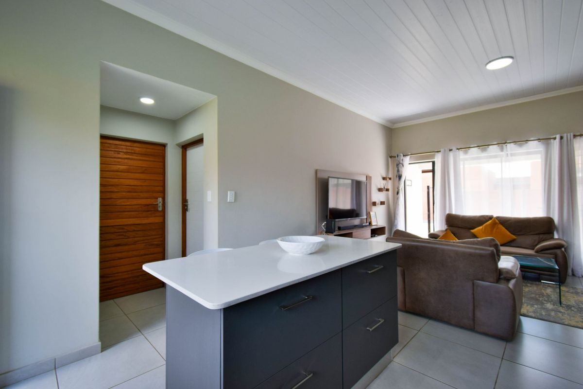 Stylish 3-Bedroom Townhouse with Modern Finishes and Easy Living - Photo 5