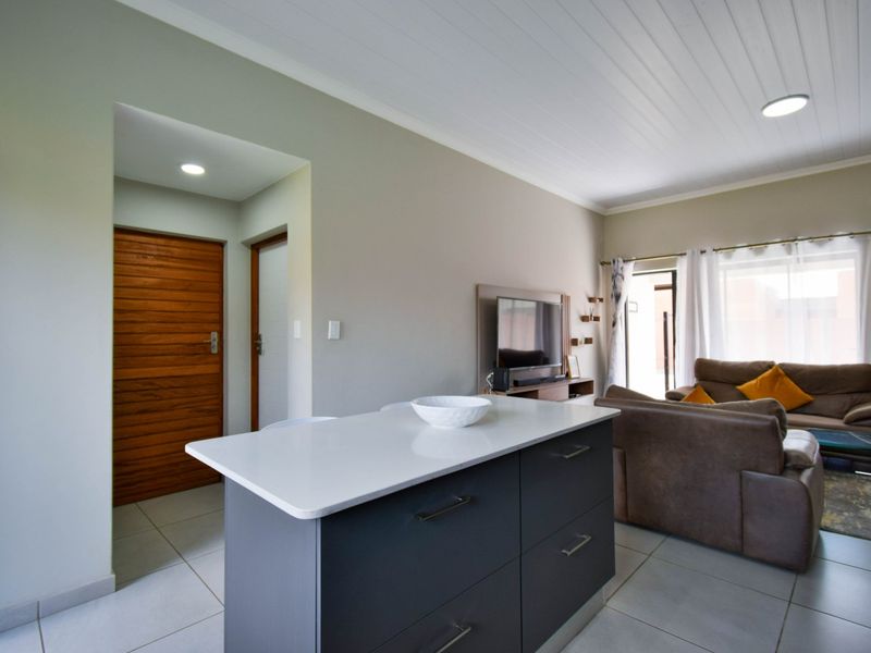 Stylish 3-Bedroom Townhouse with Modern Finishes and Easy Living - Photo 5