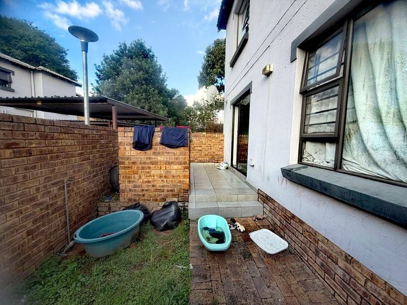 Stylish Low-Maintenance Simplex in Secure Estate Living - Photo 8