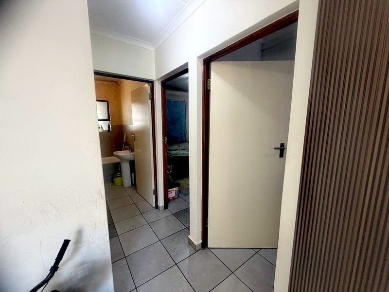 Stylish Low-Maintenance Simplex in Secure Estate Living - Photo 9