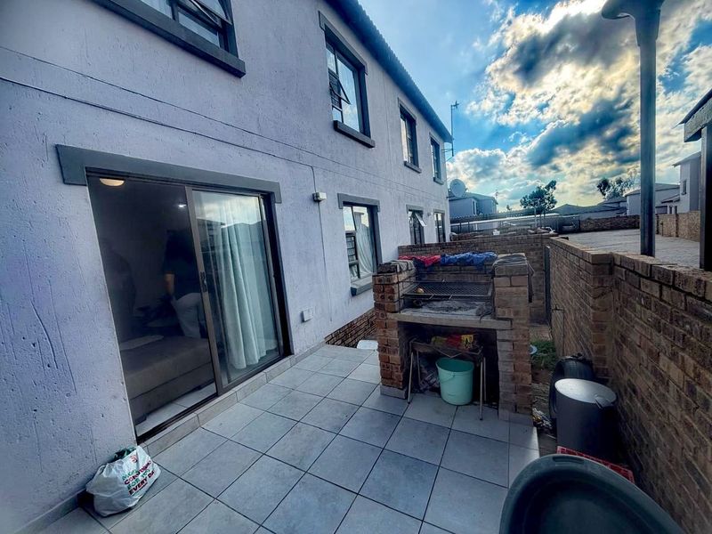 Stylish Low-Maintenance Simplex in Secure Estate Living - Photo 7