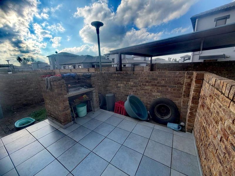 Stylish Low-Maintenance Simplex in Secure Estate Living - Photo 6