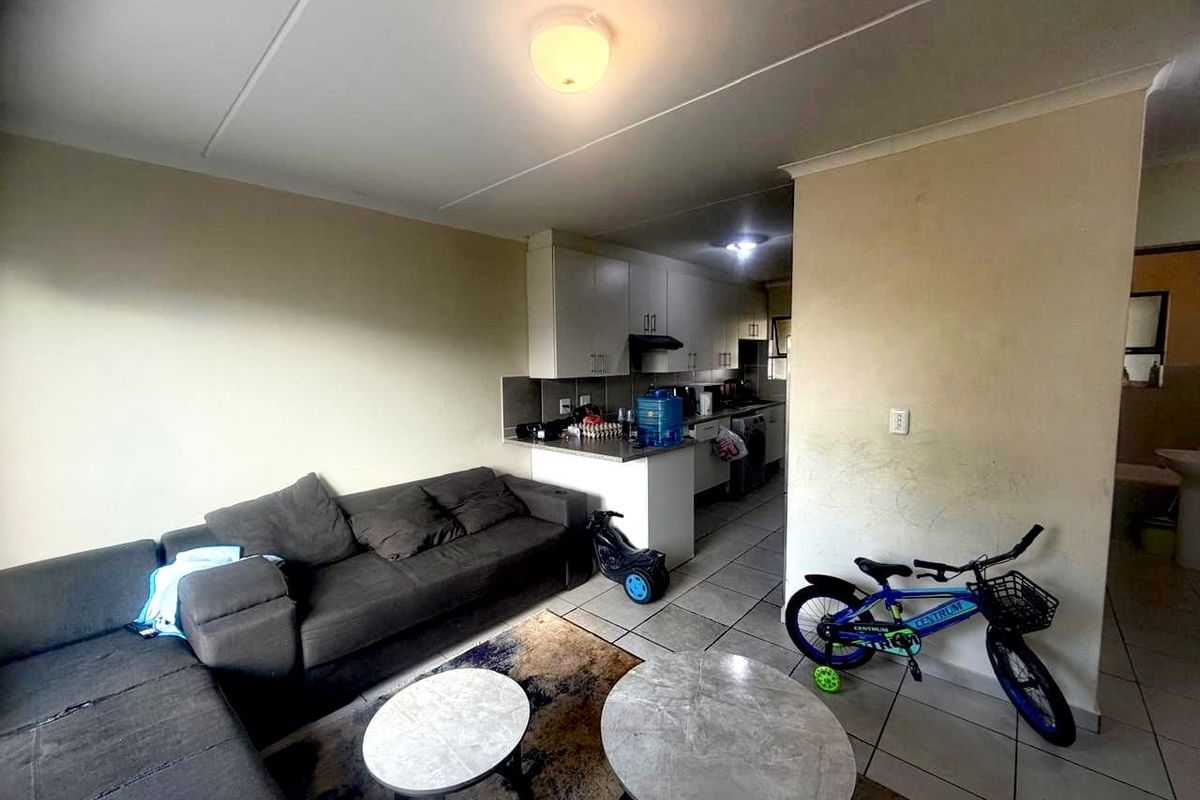 Stylish Low-Maintenance Simplex in Secure Estate Living - Photo 4