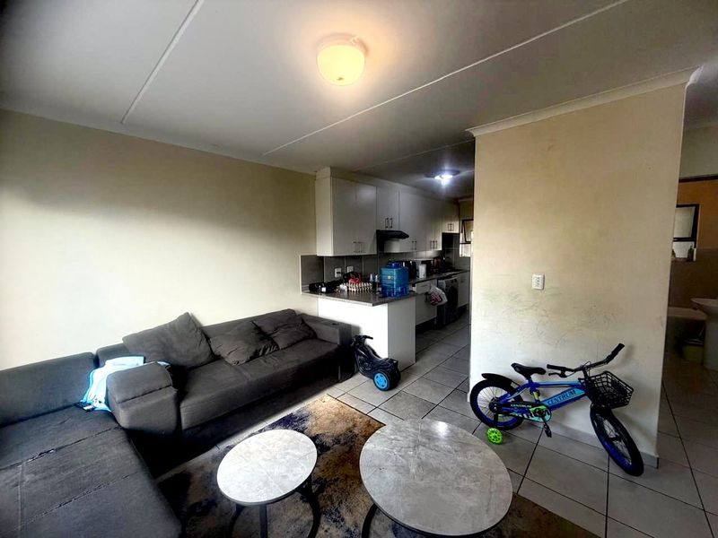 Stylish Low-Maintenance Simplex in Secure Estate Living - Photo 4