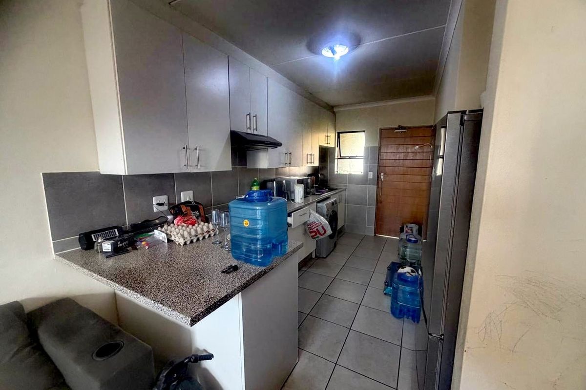 Stylish Low-Maintenance Simplex in Secure Estate Living - Photo 2