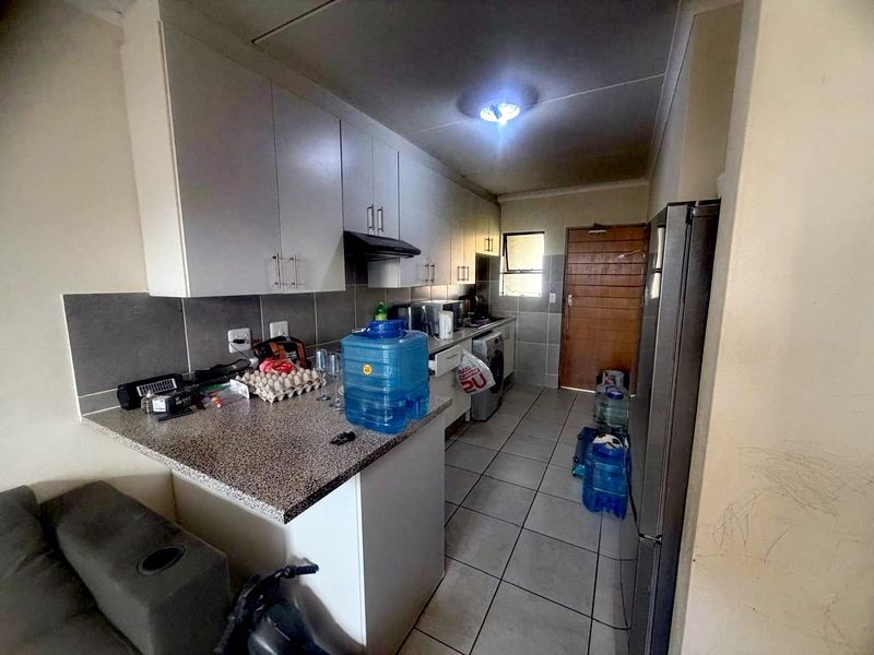 Stylish Low-Maintenance Simplex in Secure Estate Living - Photo 2